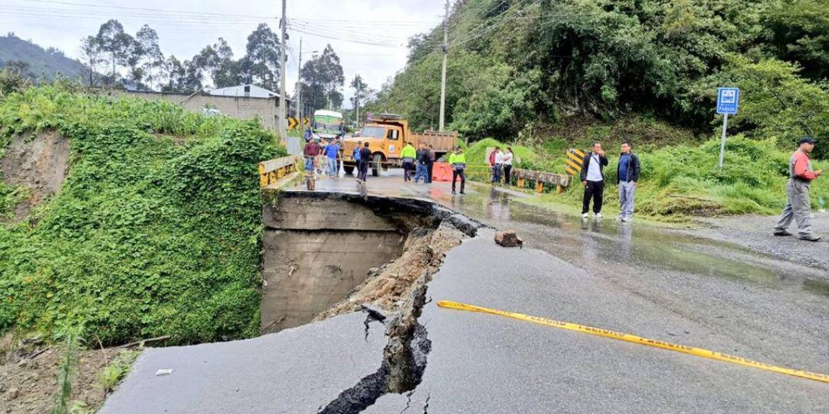 La vía Loja-Malacatos está cerrada al tránsito vehicular por la pérdida de carretera