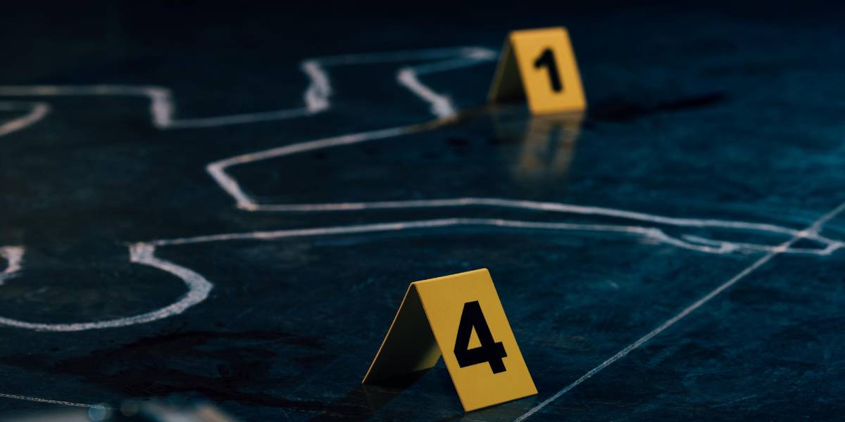 Enfoque selectivo del contorno de tiza y los marcadores de evidencia en la escena del crimen.