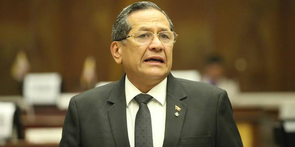 A Luis Almeida no le alcanza el sueldo de asambleísta: en una semana se me acaba y tengo que correr a pedirle a mi esposa
