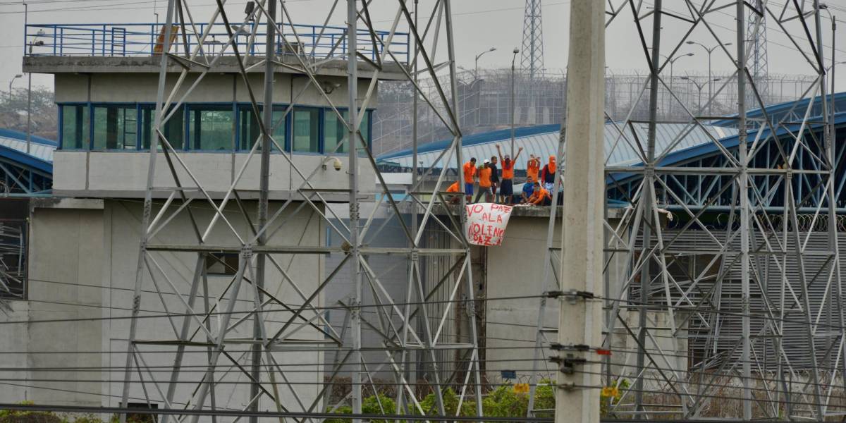 Reclusos vigilan Cárcel Regional de Guayaquil desde los techos, a pesar de estado de excepción