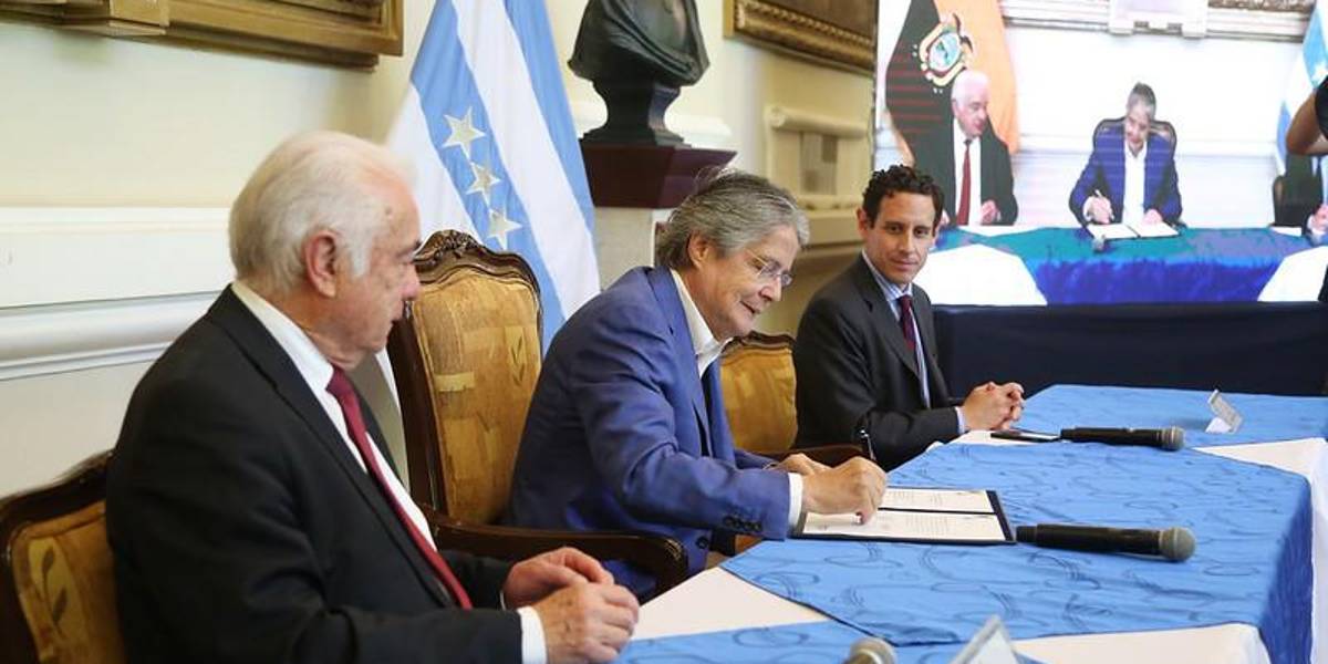 Ecuador firma contrato con la española Solarpack para la mayor planta solar del país en El Aromo