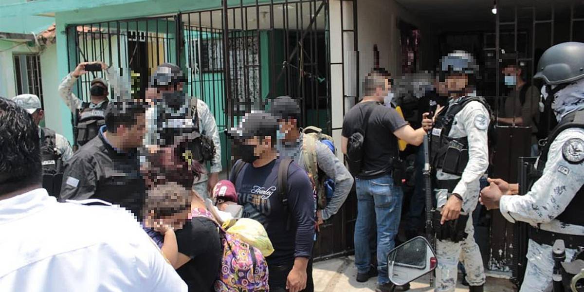 Tres ecuatorianos identificados entre 58 migrantes hacinados en México