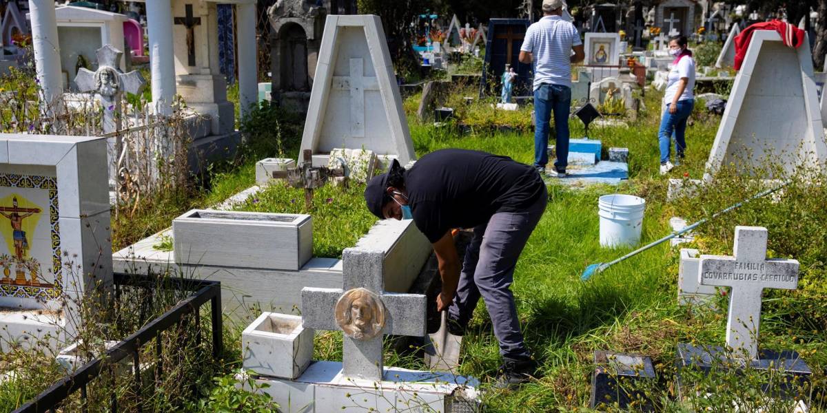 América recuerda a 2,3 millones de víctimas de COVID en el Día de los Muertos