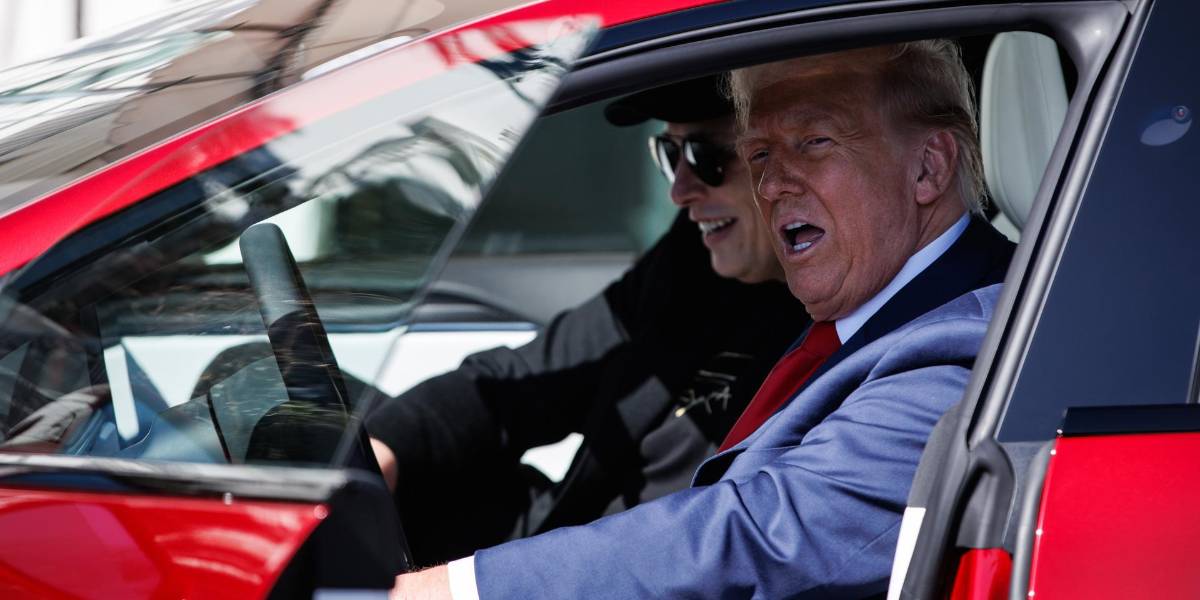 Trump se sube a un Tesla en la Casa Blanca y promete comprar uno para respaldar a Musk