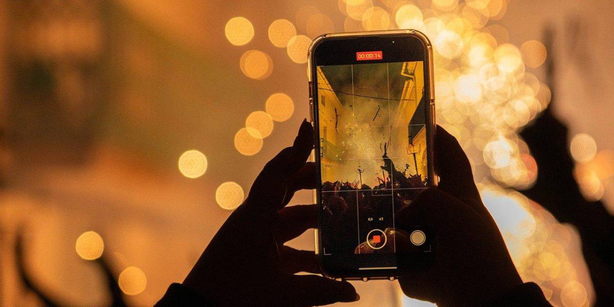 Los Bomberos de Quito lanzan campaña para prevenir riesgos por el mal uso de pirotecnia