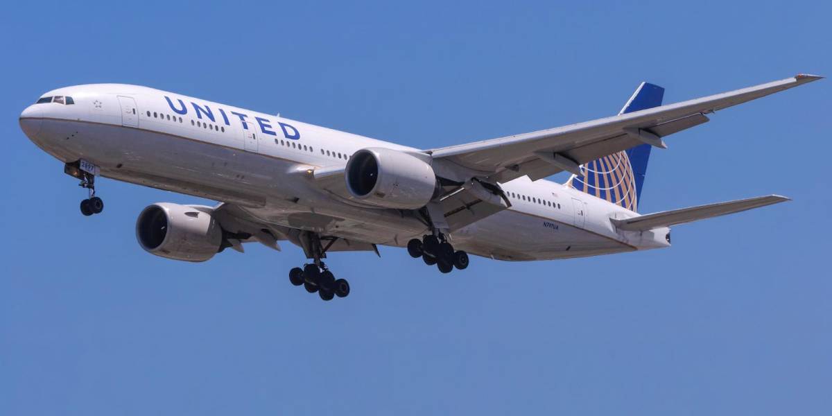 Video | Un Boeing 777 de United Airlines pierde una llanta durante su despegue