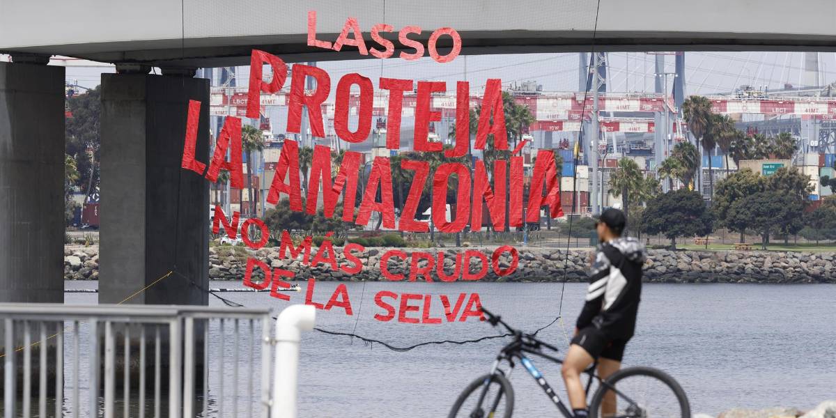 Con pancarta gigante, activistas piden a presidente Lasso que proteja la Amazonía