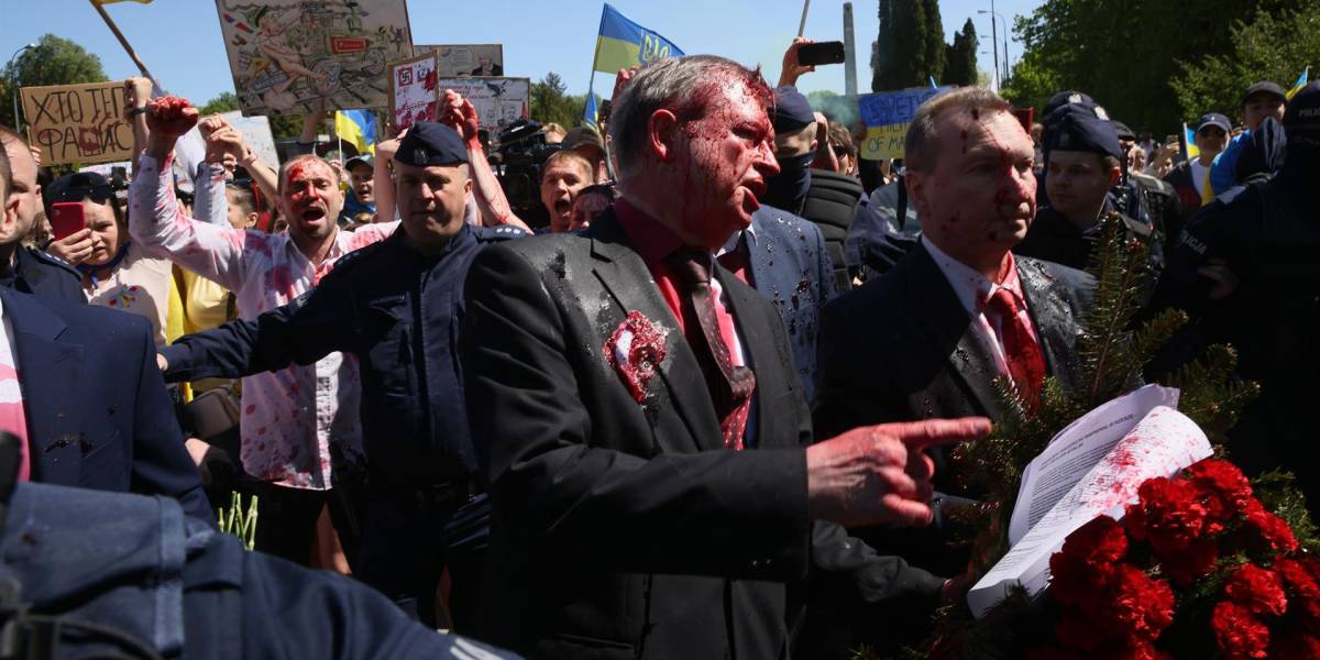 Embajador ruso es agredido en Polonia con pintura roja