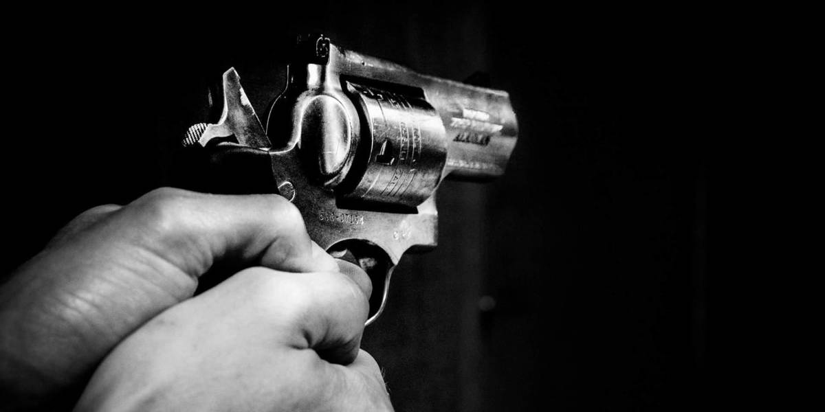 Un hombre que iba en un carro de alta gama fue baleado afuera de un centro comercial de Guayaquil