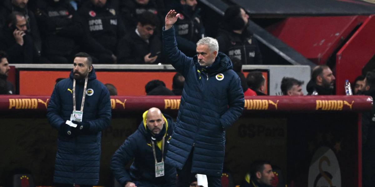 José Mourinho agredió al entrenador del Galatasaray, tras perder en la Copa de Turquía