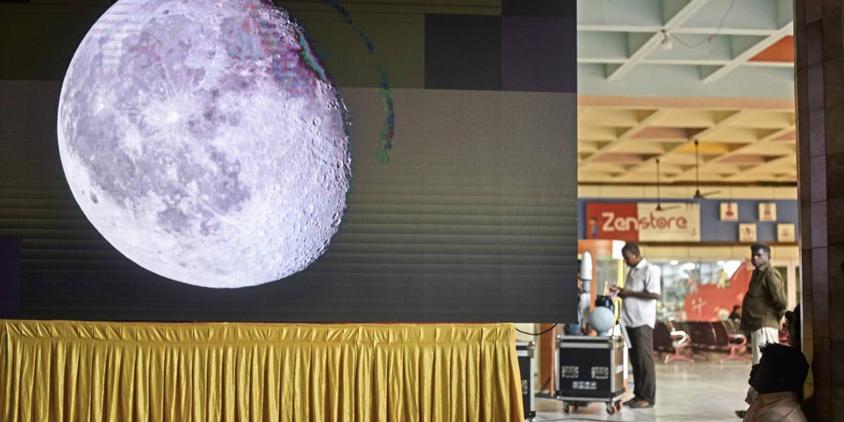 La India publica las primeras imágenes de su misión espacial sobre la superficie de la Luna