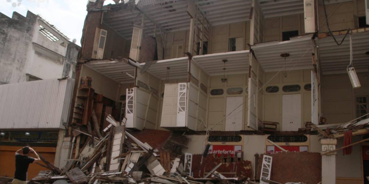 Colapsa parte de edificio patrimonial en el centro de Guayaquil