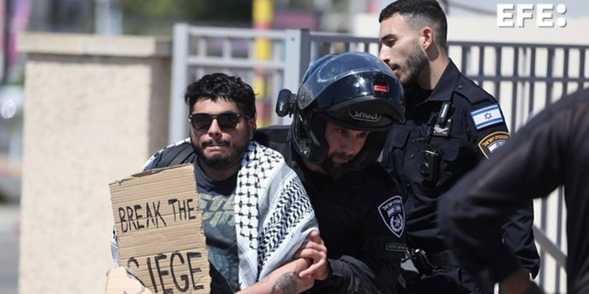 Israelíes marchan hacia Gaza, protestando contra la guerra y por el fin de la hambruna