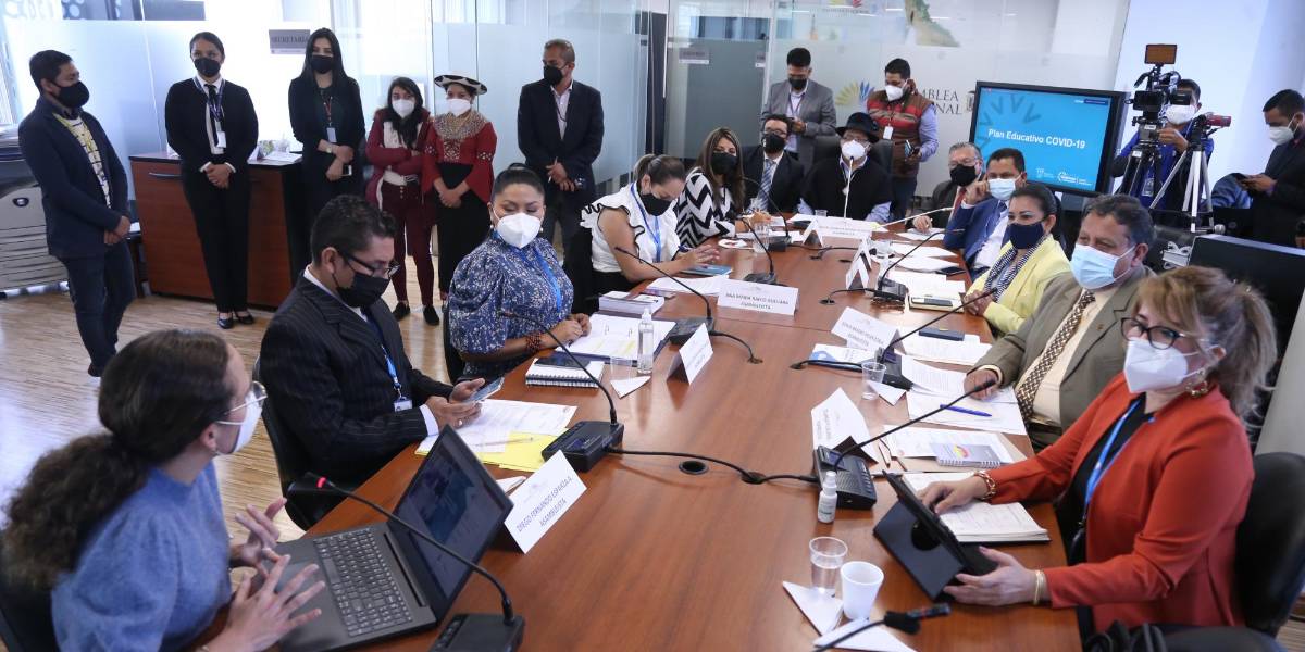 Ministros comparecen ante asambleístas por el plan de retorno a clases presenciales