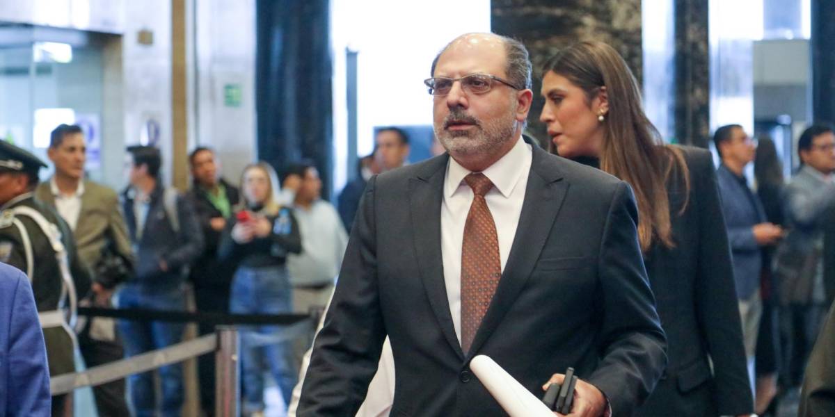 Henry Kronfle ceñirá la banda presidencial a Daniel Noboa