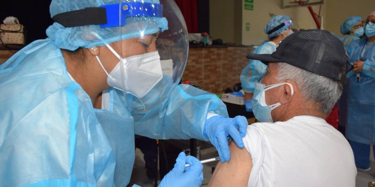 Adultos mayores recibirán tercera dosis desde este jueves 4 de noviembre