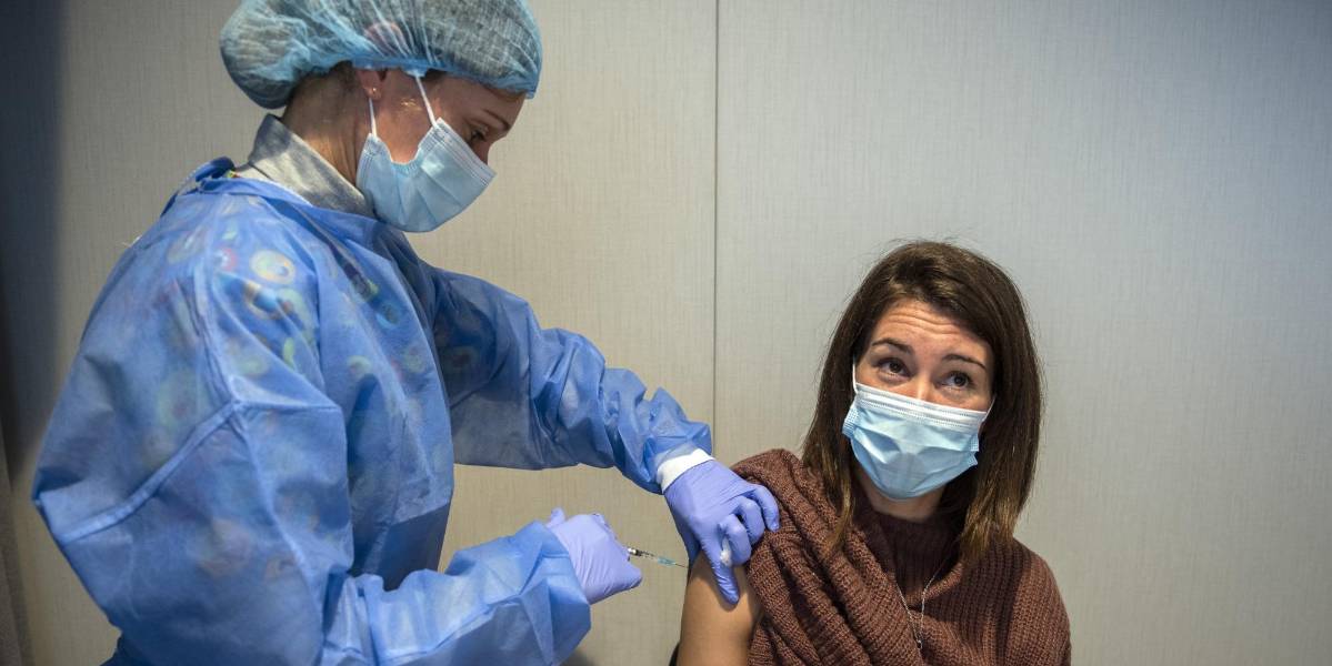 Chile y Uruguay comienzan a vacunar con tercera dosis de Pfizer