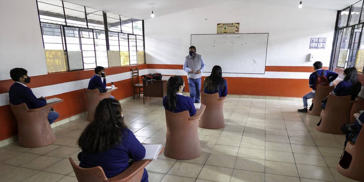 Se retoman las clases presenciales en Guayas, Esmeraldas y Santo Domingo