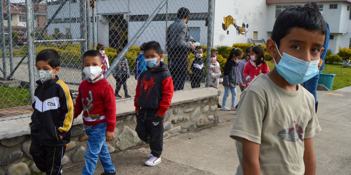 Denuncian fallas en el proceso de traslado de estudiantes entre colegios fiscales