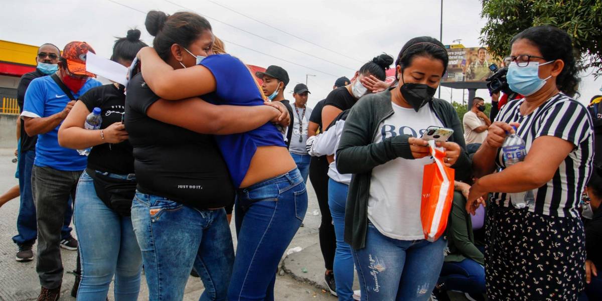 Familiares de reos asesinados esperan información en las afueras de la morgue de Guayaquil