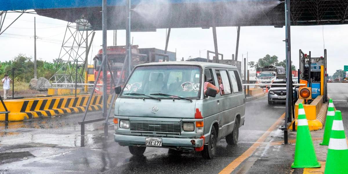 La Prefectura del Guayas aplica amonio cuaternario en Naranjal para prevenir ingreso de Fusarium Raza 4