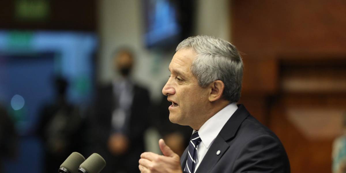 Patricio Carrillo desiste, por ahora, de su curul en la Asamblea Nacional