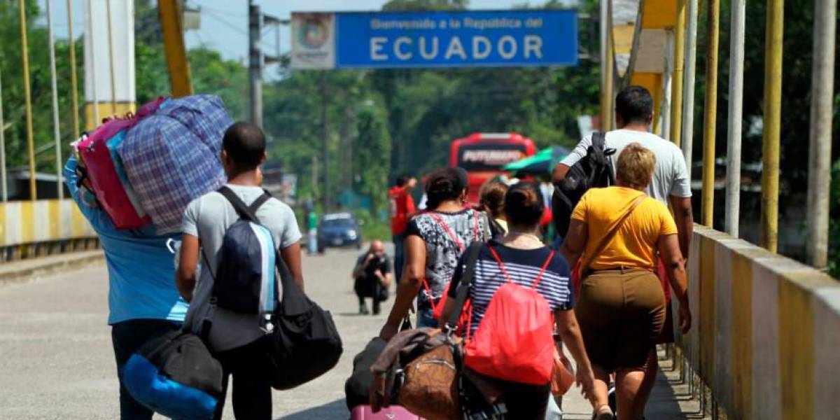 Gobiernos de Ecuador y Colombia proponen expulsión aérea de migrantes venezolanos en Perú
