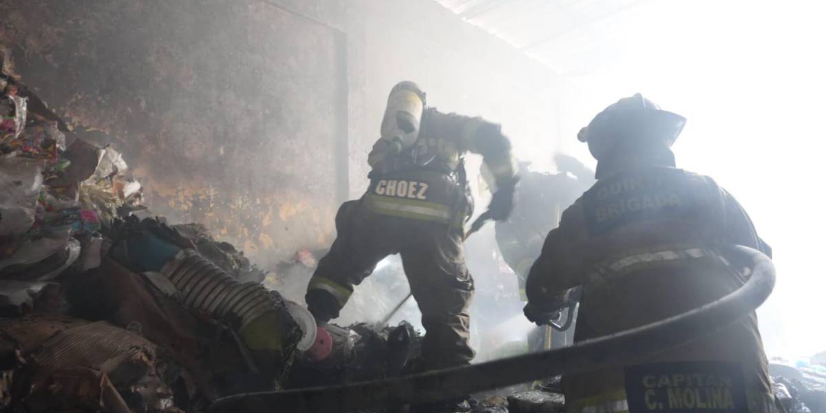 Un incendio en una bodega del sur de Guayaquil movilizó a más de 50 bomberos