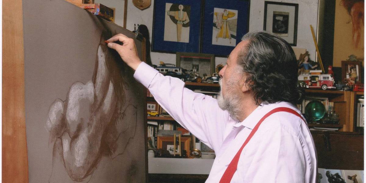 El artista Oswaldo Viteri pintando en su taller