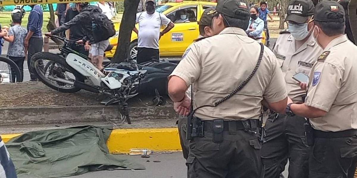 Policía invadió carril de ciclovía en Quito y murió tras atropellar con su moto a una mujer