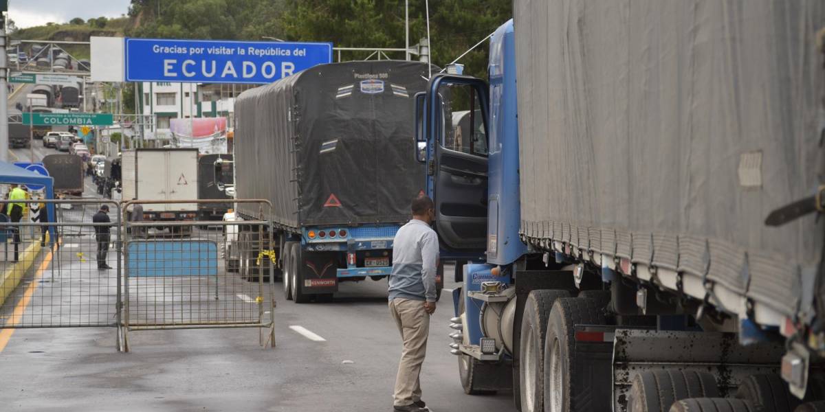 El ministro César Rohon llegó a un acuerdo con transportistas para terminar el paro en tres provincias de la Amazonía