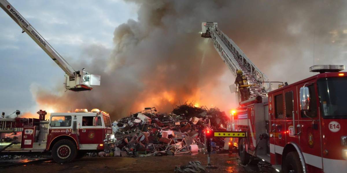 Un incendio en un patio de chatarra del norte de Guayaquil ha requerido la intervención de 80 bomberos