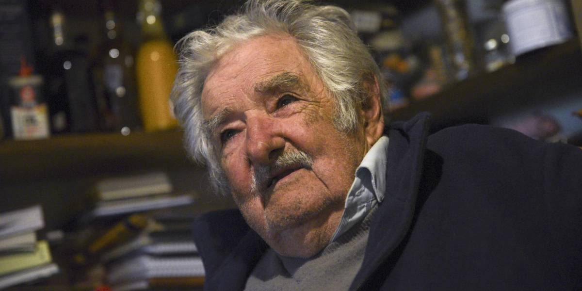 El expresidente de Uruguay José Mujica habla durante una entrevista con EFE, el 22 de abril de 2024, en Montevideo (Uruguay).