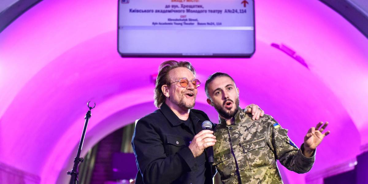 U2 da un concierto sorpresa en el metro de Kiev