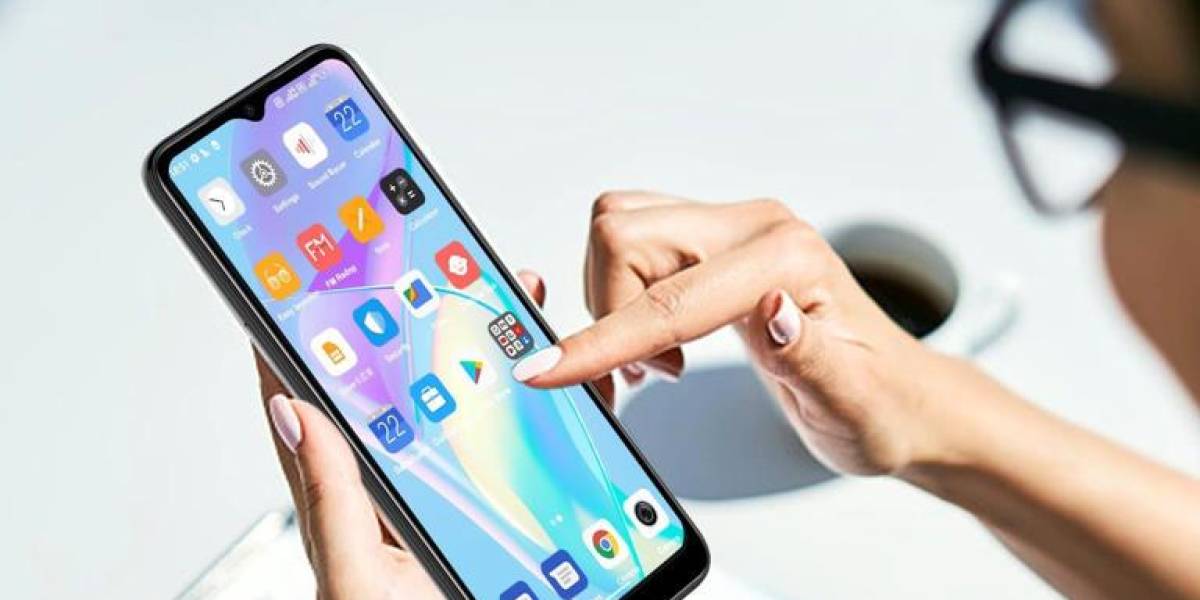 Señales claves para darte cuenta de que te están espiando a través de la cámara de tu celular