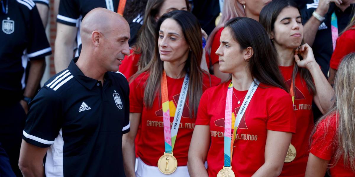 Luis Rubiales no solo besó a Jennifer Hermoso, también tuvo gestos inapropiados con otras campeonas del mundo