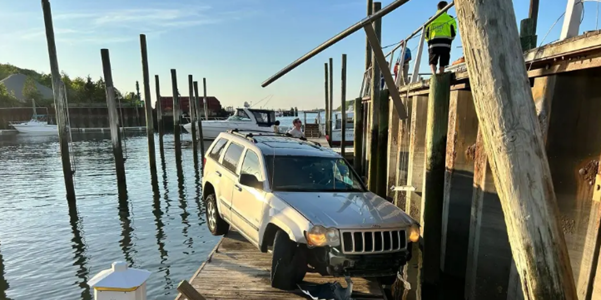 Adolescente inexperta lanza su Jeep sobre un muelle en Long Island y aterriza de milagro en un muelle flotante