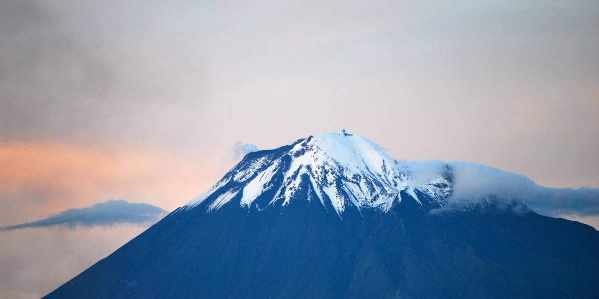 Video con dron del volcán Tungurahua muestran a detalle su cráter