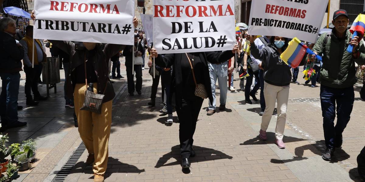 Miles de colombianos protestan contra el gobierno de Gustavo Petro por reformas económicas