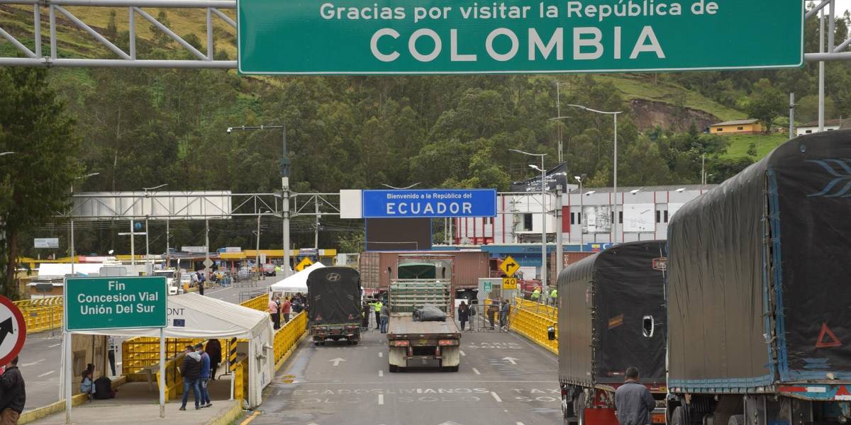 Ecuador y Colombia abren su frontera terrestre a conductores de carga pesada