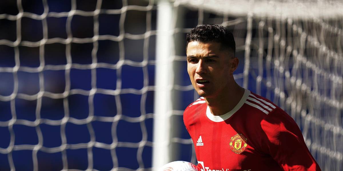 Cristiano Ronaldo tira el celular de un hincha del Everton tras perder el partido