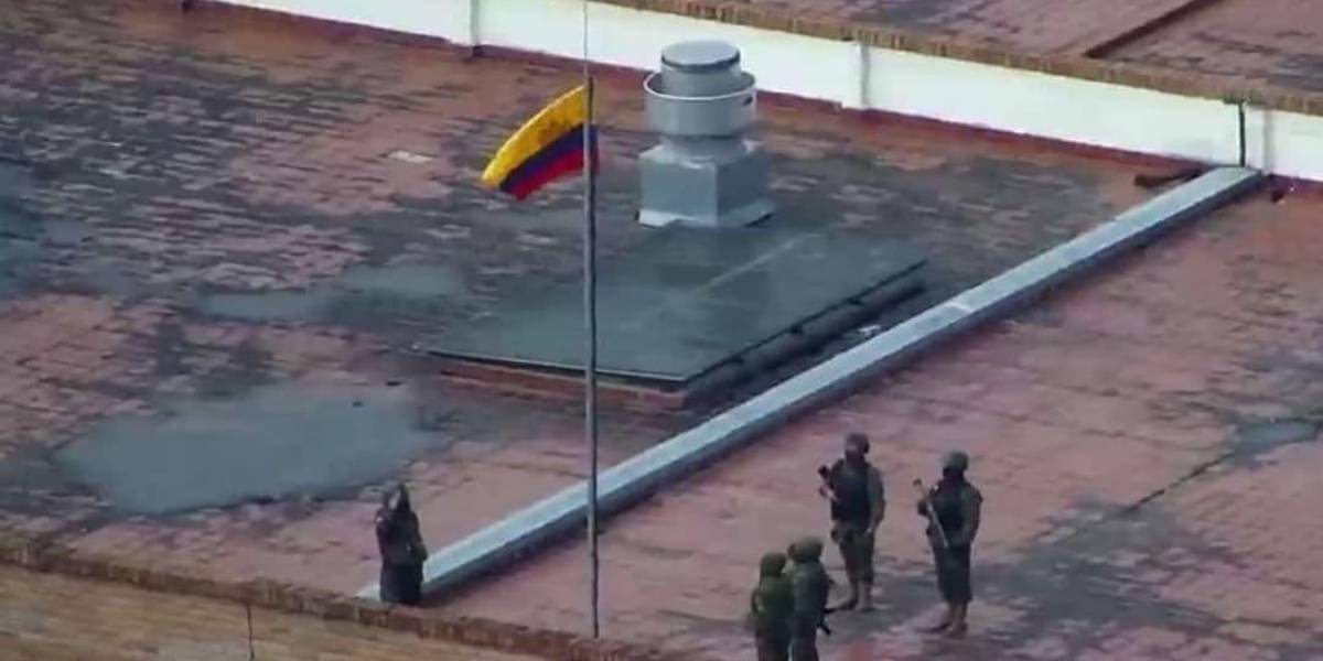 Los uniformados izan la bandera y cantan el himno tras recuperar el control encentros penitenciarios