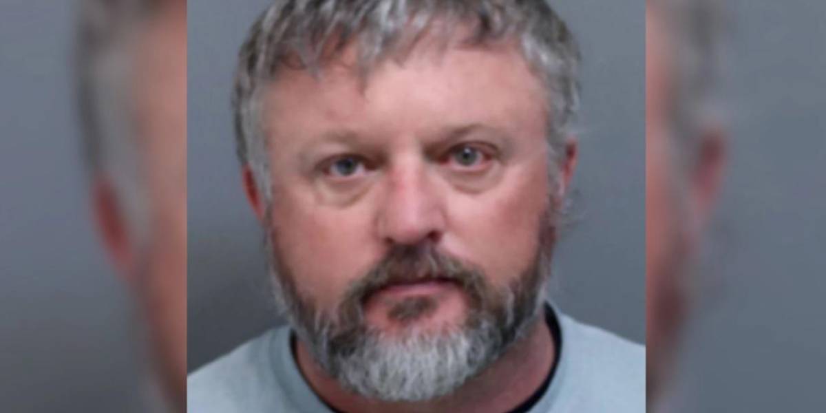 Leyó los mensajes de texto de su esposo mientras estaba borracho y descubrió un plan para asesinarla