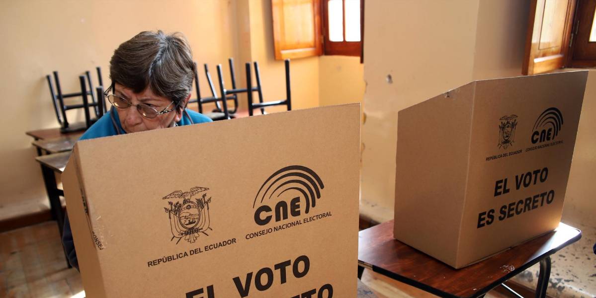 Consulta popular y referéndum: conozca los documentos y las horas en las que pueden votar los ecuatorianos empadronados en el exterior