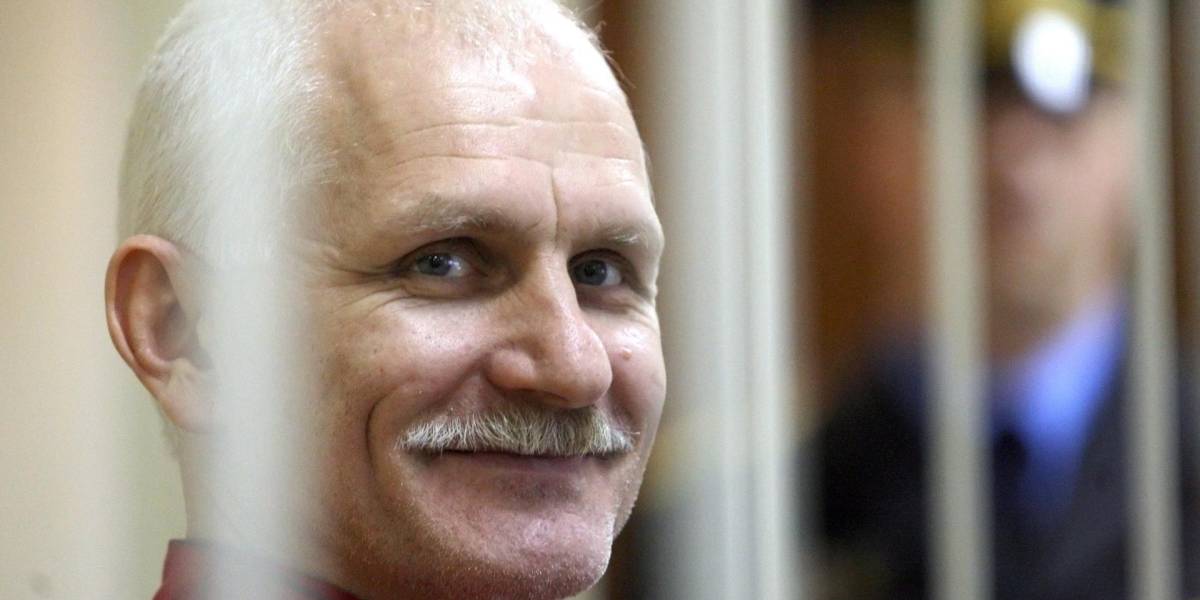Justicia bielorrusa condena a Premio Nobel de la Paz, Alés Bialiatski, a 10 años de prisión