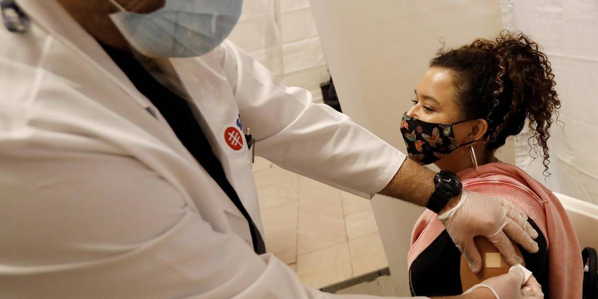 Hamburguesas y papas gratis para neoyorquinos que se vacunen