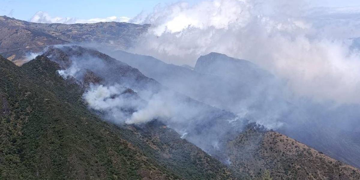 Un incendio forestal en La Carbonería, Cañar, lleva activo siete días