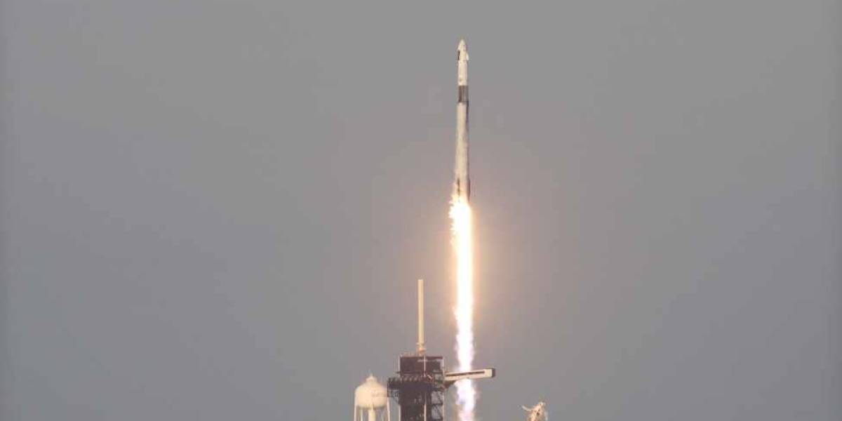 Cohete despega hacia la EEI para rescatar a astronautas varados