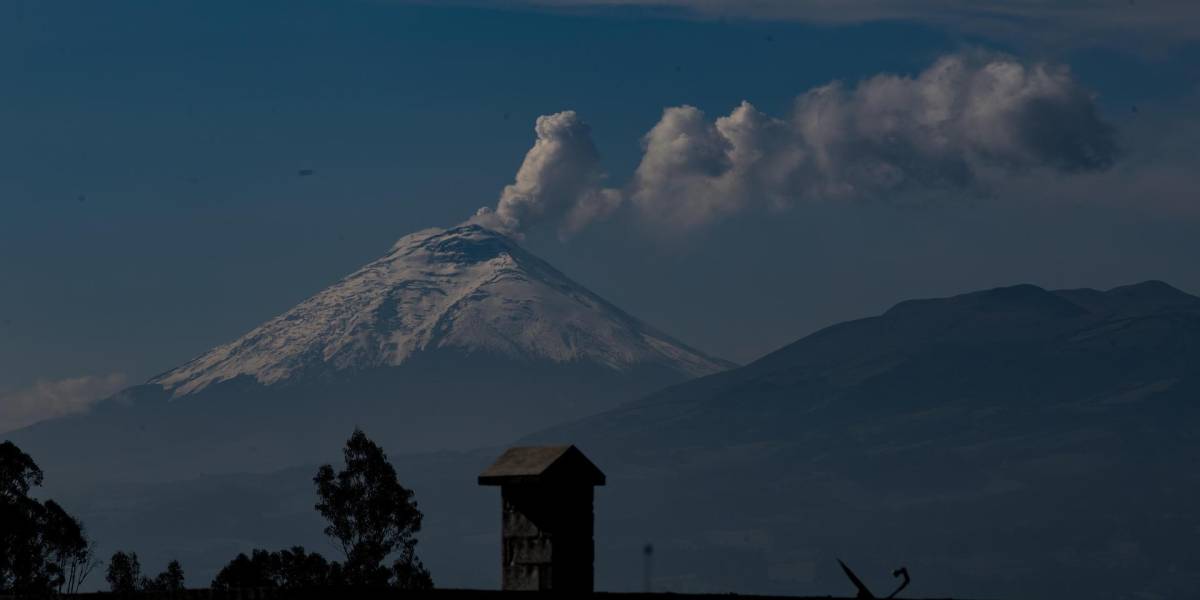 Las emisiones del volcán Cotopaxi alcanzan ya más de un kilómetro de altura