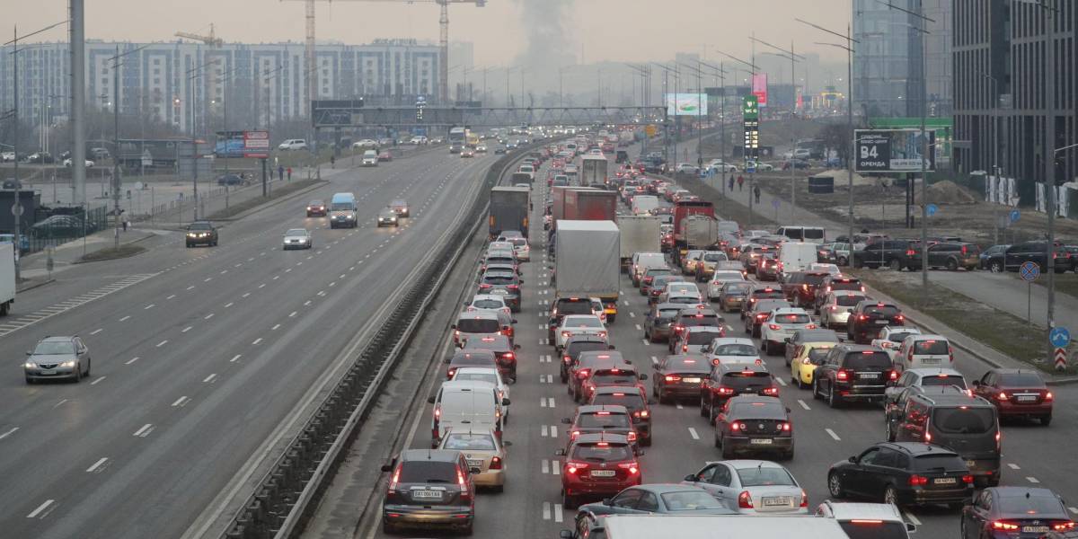 Putin lanza operación militar en Ucrania: Pánico y colapso en las carreteras de Kiev para salir de la ciudad